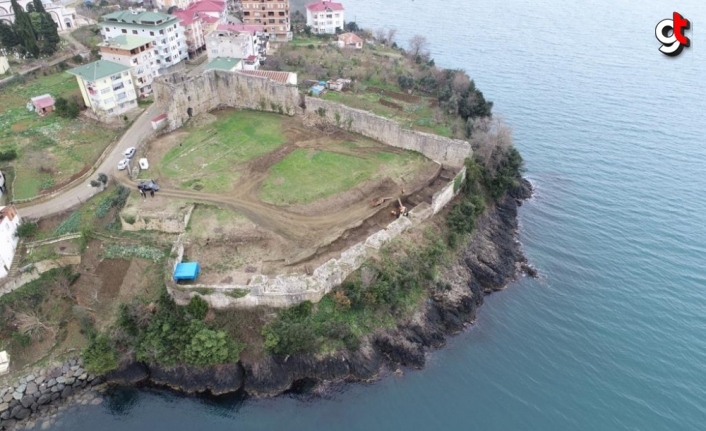 Trabzon'daki kale kazısında iskelet ve çeşitli objeler bulundu