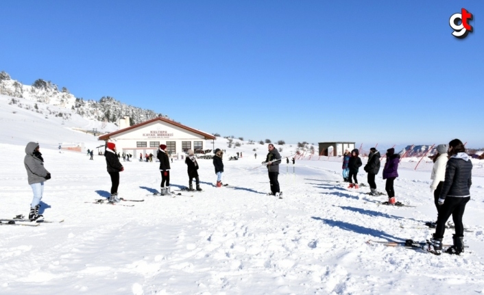 Üniversite öğrencileri Keltepe'de kayak öğreniyor