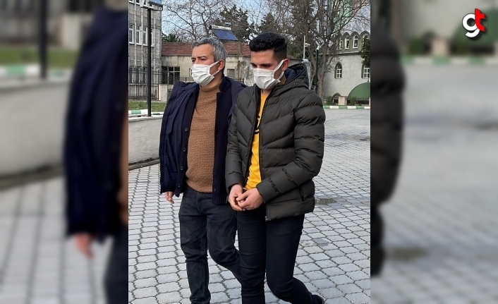 Yabancı uyruklu 2 kişiyi dolandırdıkları iddiasıyla yakalanan 3 zanlı tutuklandı