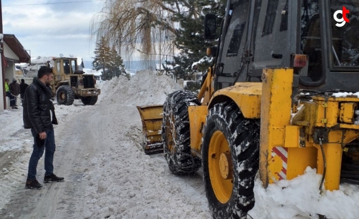 Yeniçağa'da karla mücadele çalışmaları sürüyor