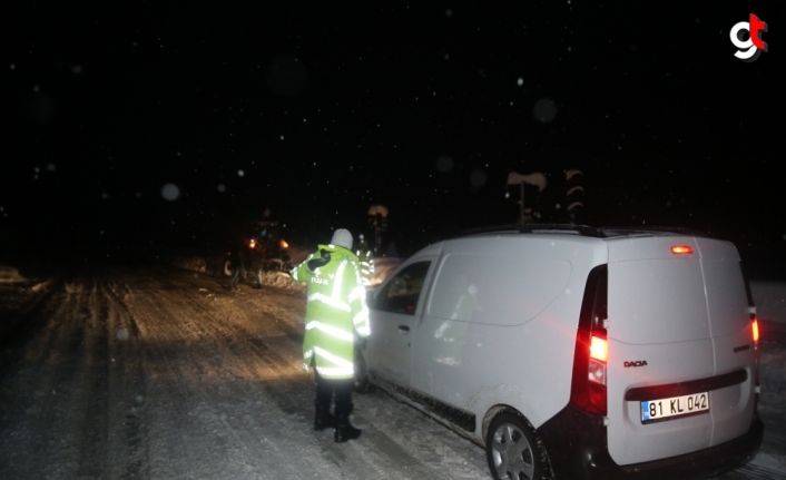 Yoğun kar Düzce-Zonguldak Batı Karadeniz bağlantı yolunda ulaşımı güçleştiriyor