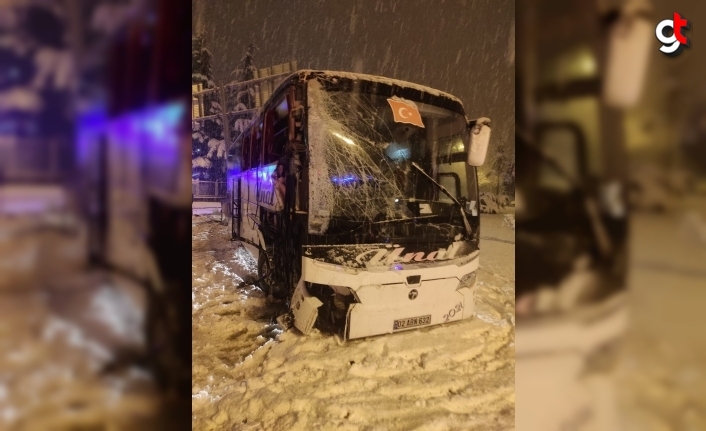Yolcu otobüsünün yol kenarındaki levhalara çarptığı kazada 12 kişi yaralandı