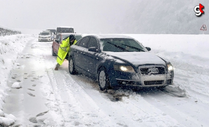 Zonguldak ve Düzce'de kar ulaşımı olumsuz etkiliyor