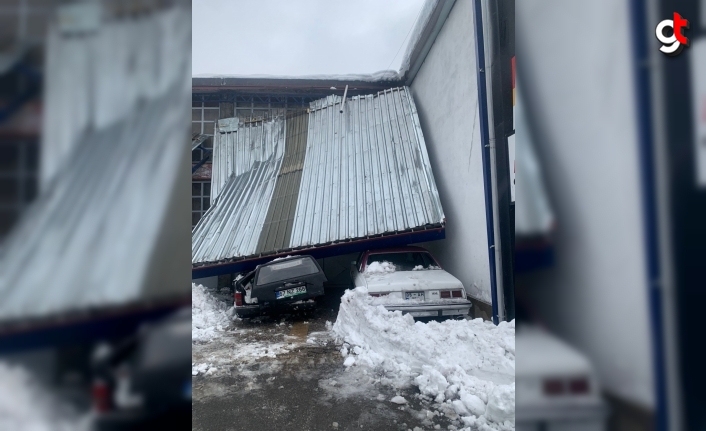 Zonguldak'ta kardan çöken sundurma 3 araçta hasara neden oldu