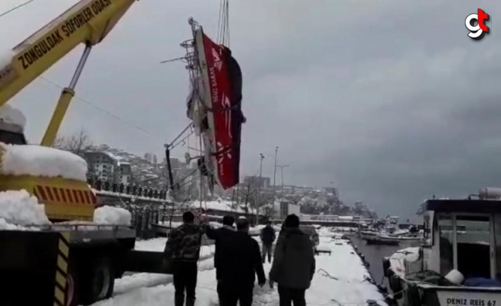 Zonguldak'ta yoğun kardan 5 balıkçı teknesi battı