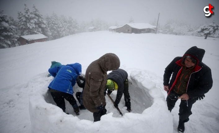 Zorlu koşullarda hayatta kalabilmek için kardan ev yapmayı öğreniyorlar