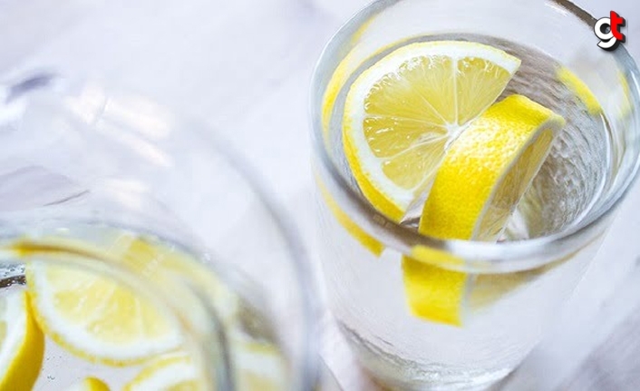 Sabahları uyanınca ılık limonlu su içmenin faydaları