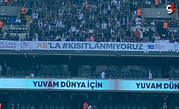 Beşiktaşlılar AS’la Kısıtlanmıyoruz pankartı açtı