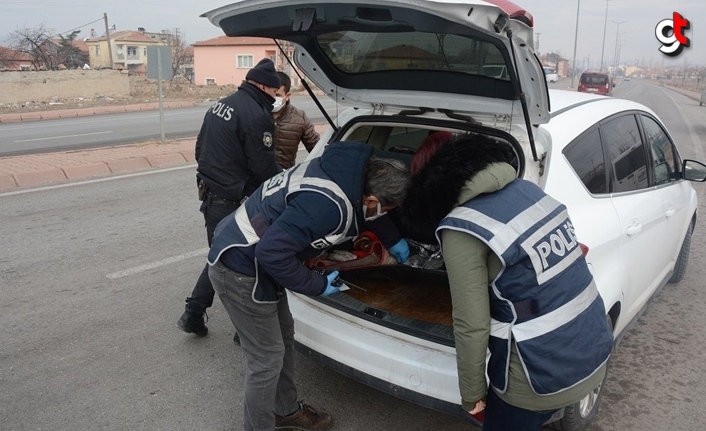 Samsun'da polisler araçlardan uyuşturucu topladı