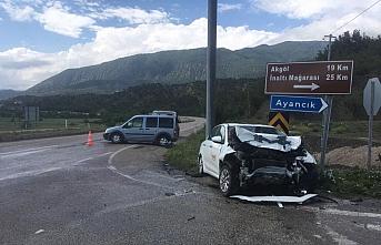 Sinop'ta kamyonet ile otomobil çarpıştı: 3 yaralı