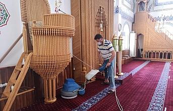 Yığılca'daki camilerde dezenfeksiyon ve temizlik çalışması yapılıyor