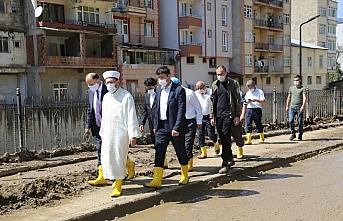 Diyanet İşleri Başkanı Erbaş Giresun'da selzedelere erzak dağıtımına katıldı