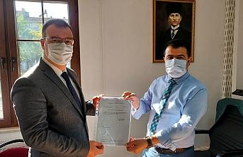 AK Parti İlçe Başkanı Civek mazbatasını aldı