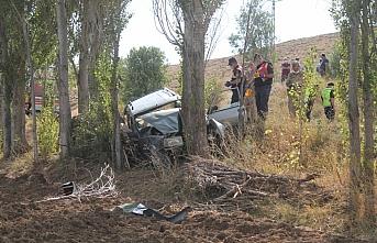 Bayburt'ta otomobil ağaçlara çarptı: 1 ölü, 3 yaralı