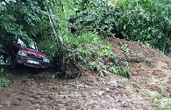 Rize'de şiddetli yağışta toprak altında kalan 3 otomobil zarar gördü