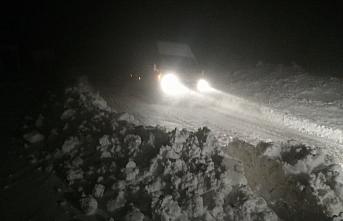 Bayburt'ta karda mahsur kalan bir kişi kurtarıldı