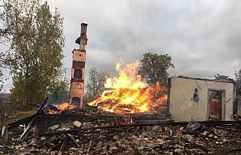 Kastamonu'da yangın çıkan 2 katlı ahşap ev kullanılamaz hale geldi