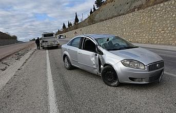 Sinop'da otomobil tabelaya çarptı 3 kişi yaralandı