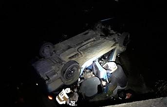 Düzce'de 5 metre yükseklikten dere yatağına devrilen otomobilin sürücüsü yaralandı