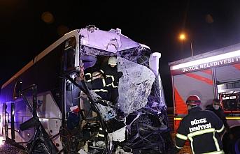 GÜNCELLEME - Anadolu Otoyolu'nda yolcu otobüsü kamyona çarptı: 1 ölü, 15 yaralı