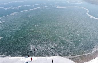 (Drone destekli) Yüzeyi buz tutan gölet gençlerin uğrak yeri oldu