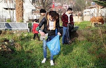Kovid-19 nedeniyle köylerinde kalan gençler çevre temizliği yapıyor, sokak hayvanlarına bakıyor