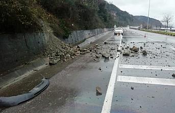 Zonguldak'ta yola dökülen kaya parçaları nedeniyle bir otomobilde hasar oluştu