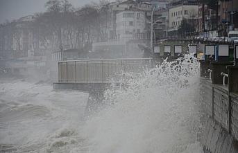Akçakoca'da şiddetli rüzgar 5 metrelik dalgalar oluşturdu