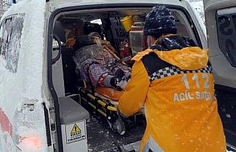 Amasya'da diyaliz hastası paletli kar ambulansıyla hastaneye nakledildi