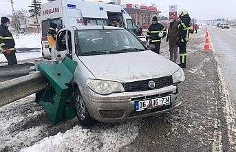Amasya'da otomobil bariyere çarptı: 2 yaralı
