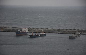Bartın'da kuvvetli rüzgar nedeniyle tekne ve yük gemileri limana sığındı