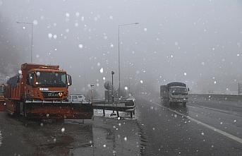Bolu Dağı'nda kar ve sis etkili oluyor