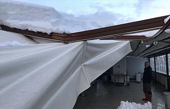 Kastamonu'da kar nedeniyle bir restoranın çatısı çöktü, bazı köylere elektrik verilemiyor