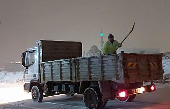 Kavak Belediyesi kar nedeniyle kapanan yolları açmak için çalışmalarını sürdürüyor