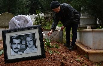 Kovid-19 nedeniyle yitirdiği eşinin mezarına her gün çiçekle gidiyor