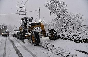Ordu ile Giresun'da kar yağışı ulaşım ve enerji hizmetlerinde aksamalara yol açtı