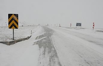 Tokat-Sivas kara yolunda kar yağışı ulaşımda aksamalara neden oldu