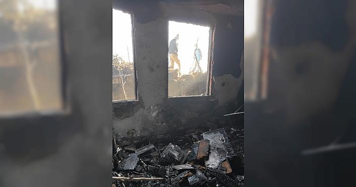 Trabzon'da iki katlı evde çıkan yangında 3 otomobil yandı, ahırdaki hayvanlar telef oldu