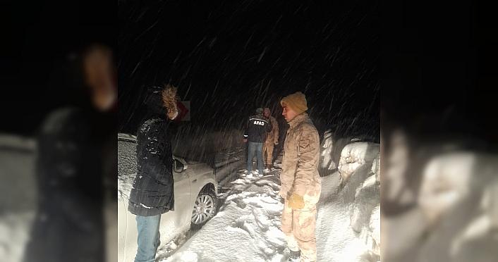 Bayburt'ta karda mahsur kalan 3 kişi kurtarıldı