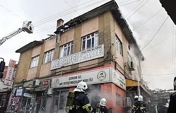 Çorum'da tarihi Ayakkabıcılar Arastası'ndaki bir iş yerinin çatısında çıkan yangın hasara yol açtı