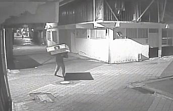 GÜNCELLEME - Samsun'da hırsızlık zanlısının kamyondan televizyon çalması güvenlik kamerasına yansıdı