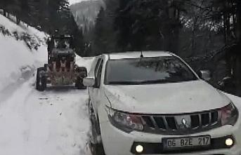 Kastamonu'da kar nedeniyle mahsur kalan araçtaki 2 kişi ekiplerce kurtarıldı