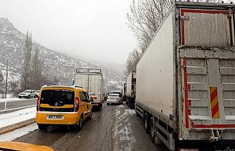 Tokat-Sivas kara yolunda kar nedeniyle ulaşımda aksamalar yaşanıyor