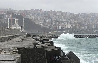 Zonguldak'ta sis ve rüzgar etkili oluyor