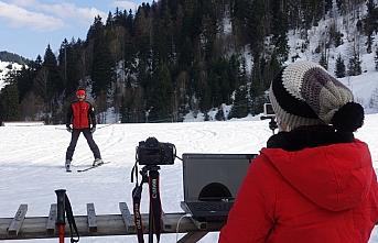 Artvin Çoruh Üniversitesinden uzaktan eğitim sürecinde doğal ortam videolu temel kayak dersleri