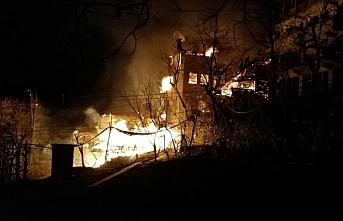 Artvin'de çıkan yangında ilk belirlemelere göre 3 ev yandı