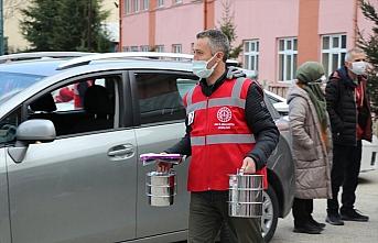 Bolu'da Türk Kızılay gönüllüsü öğretmenler ihtiyaç sahibi 750 kişiye iftar yemeği dağıttı