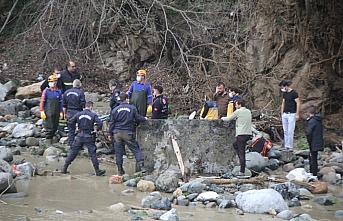 Giresun'da, debisi yükselen derede suya kapılan iki işçiden biri öldü