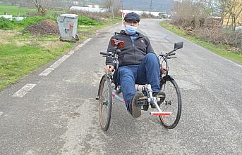 Hurda malzemelerden yaptığı üç tekerlekli bisiklet görenlerin beğenisini kazanıyor