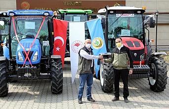 Karabük'te ORKÖY projesiyle alınan 5 traktör orman köylüsüne verildi
